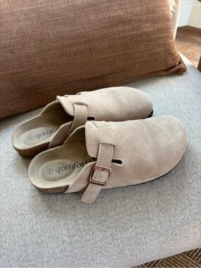 qomfort Suede Slip-On Clogs in Light Taupe